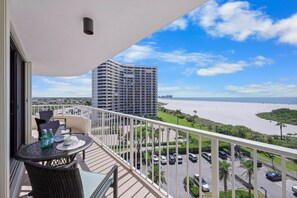 Apartamento, varias camas (Two-balcony beachfront condo with poo) | Restaurante al aire libre
