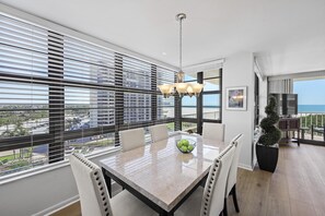 Apartamento, varias camas (Two-balcony beachfront condo with poo) | Restauración