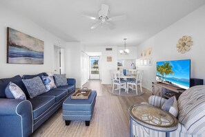 Appart'hôtel, 1 très grand lit (Coastal condo just a short walk away ) | Coin séjour