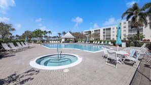 Pool - Coastal Condo Just a Short Walk Away From the Beach (Marco Island)