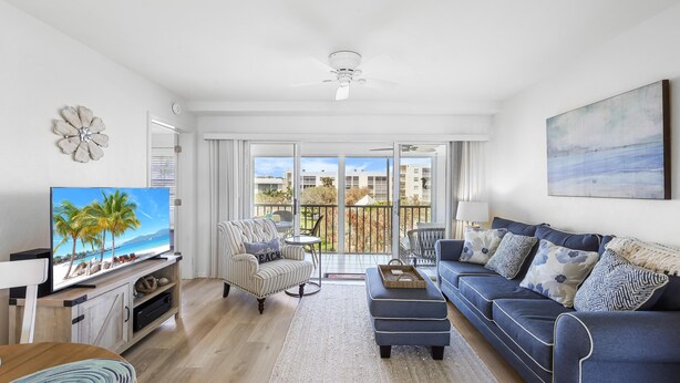 Living area - Coastal Condo Just a Short Walk Away From the Beach (Marco Island)