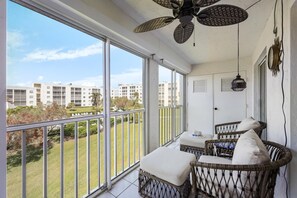 Leilighet, 1 kingsize-seng (Coastal condo just a short walk away ) | Overnattingsstedets uteområder