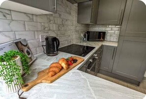 Fridge, microwave, oven, stovetop - Entire 2BR/3Bed House by Carr Mill Dam - Free Parking, Near Liverpool, Sleeps 6 (St Helens)