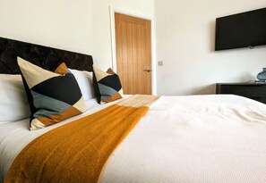 2 Schlafzimmer, Schreibtisch, Bügeleisen/Bügelbrett, Reisekinderbett