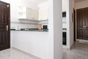 Kjøleskap, mikrobølgeovn, ovn og kaffetrakter/tekoker