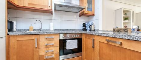 Een koelkast, een microgolfoven, een oven, een vaatwasser