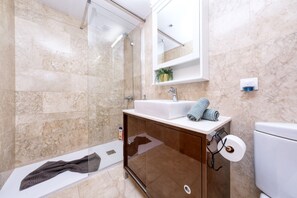 Douche, sèche-cheveux, serviettes fournies