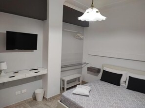 1 slaapkamer, een strijkplank/strijkijzer, wifi