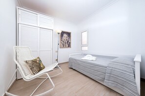 1 slaapkamer, een strijkplank/strijkijzer, gratis wifi, beddengoed