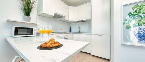 Fridge, microwave, oven, coffee/tea maker