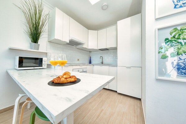 Fridge, microwave, oven, coffee/tea maker