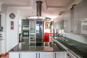 Fridge, microwave, oven, dishwasher - Horizon Luxury -A peaceful oasis with private pool (Macher)