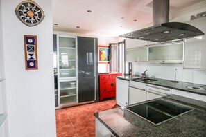 Fridge, microwave, oven, dishwasher