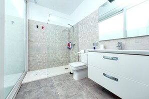 Shower, hair dryer, towels - Karma Famara 1 -25m from the beach, fast wifi, rooftop terrace (Famara)