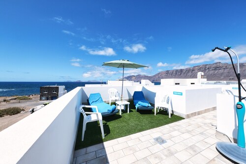 Karma Famara 1 -25m from the beach, fast wifi, rooftop terrace