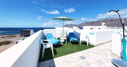 Karma Famara 1 -25m from the beach, fast wifi, rooftop terrace