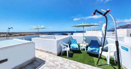 Karma Famara 2 -25 m vom Strand entfernt, schnelles WLAN und Dachterrasse
