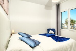 Tabla de planchar con plancha, wifi gratis y ropa de cama 