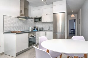 Fridge, microwave, oven, coffee/tea maker - Sunset View: modern, pool side holiday home (Costa Teguise)
