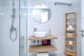 Douche, sèche-cheveux, serviettes fournies