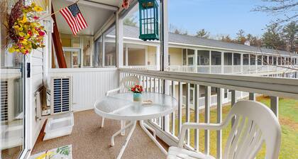 Cozy Studio Condo with a Queen Murphy Bed, Indoor Pool, Sauna, and Pool Table