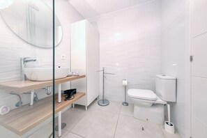 Dusche, Haartrockner, Handtücher