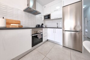 Een koelkast, een magnetron, een oven, een koffiezetapparaat/waterkoker