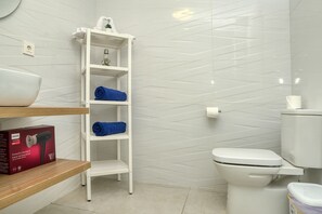 Douche, sèche-cheveux, serviettes fournies