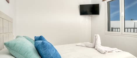 Tabla de planchar con plancha, wifi gratis y ropa de cama