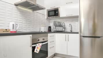Fridge, microwave, oven, coffee/tea maker