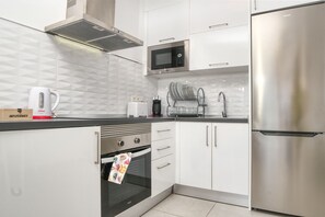 ثلاجة، ميكروويف، فرن، ماكينة لصنع القهوة/الشاي