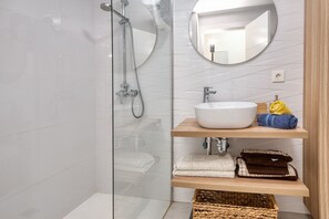 Dusche, Haartrockner, Handtücher