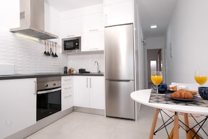Refrigerador, microondas, horno, cafetera/tetera