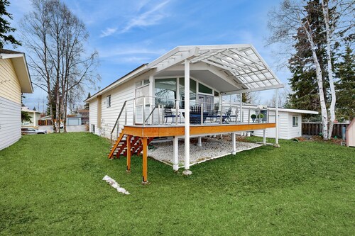 Modern home w/ water and mountain views, spacious deck, BBQ, & nearby activities