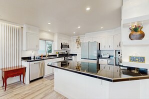 Frigorífic, microones, forn i placa de cuina 