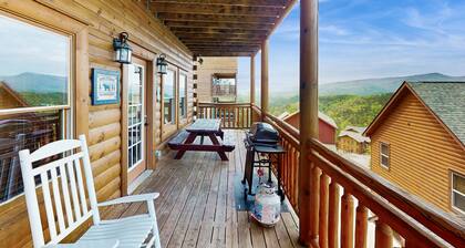 Lux cabin w/private pool, hot tub, black light game area, Foozball, & air hockey