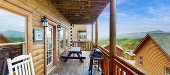 Lux cabin w/private pool, hot tub, black light game area, Foozball, & air hockey