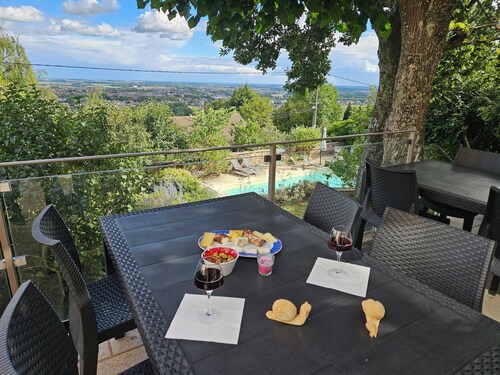 La Terre d'Or, large cozy cottage with garden and pool on the vineyards