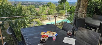 La Terre d'Or, large cozy cottage with garden and pool on the vineyards