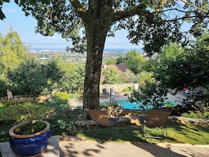 Property grounds - La Terre d'Or, large cozy cottage with garden and pool on the vineyards (Beaune)