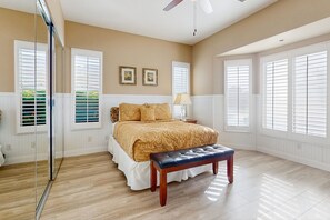 5 bedrooms, iron/ironing board, internet, bed sheets - Stunning Versailles Home w/Pvt. Pool & Spa-Large Yard, Furnished Patio & Firepit (Rancho Mirage)