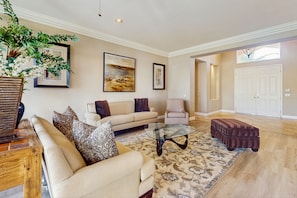 TV - Stunning Versailles Home w/Pvt. Pool & Spa-Large Yard, Furnished Patio & Firepit (Rancho Mirage)