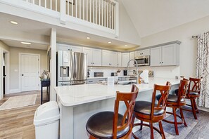 Fridge, microwave, oven, stovetop - Mountainside townhome w/ hot tub:  walk to lift & downtown (North Conway)