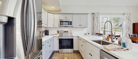 Refrigerador, microondas, horno, placa de cocina