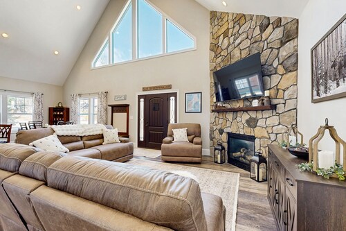 Mountainside townhome w/ hot tub:  walk to lift & downtown