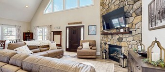 Mountainside townhome w/ hot tub:  walk to lift & downtown