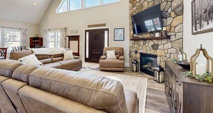 Mountainside townhome w/ hot tub: walk to lift & downtown