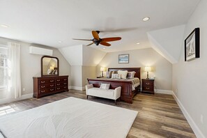 4 bedrooms, iron/ironing board, Internet, bed sheets - Mountainside townhome w/ hot tub:  walk to lift & downtown (North Conway)