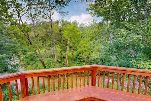 Charming Riverfront House with Full Kitchen, Wifi, and Central AC | Dog-Friendly