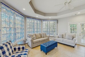 Televisión, chimenea, reproductor de DVD y tenis de mesa 